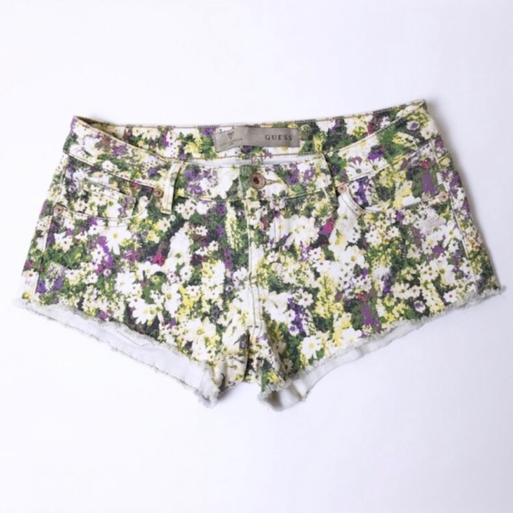 GUESS | Low-Rise Denim Shorts in Daisy Floral Print Enzyme Stone size 26